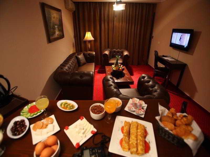 Queens Land Hotel Jounieh Esterno foto