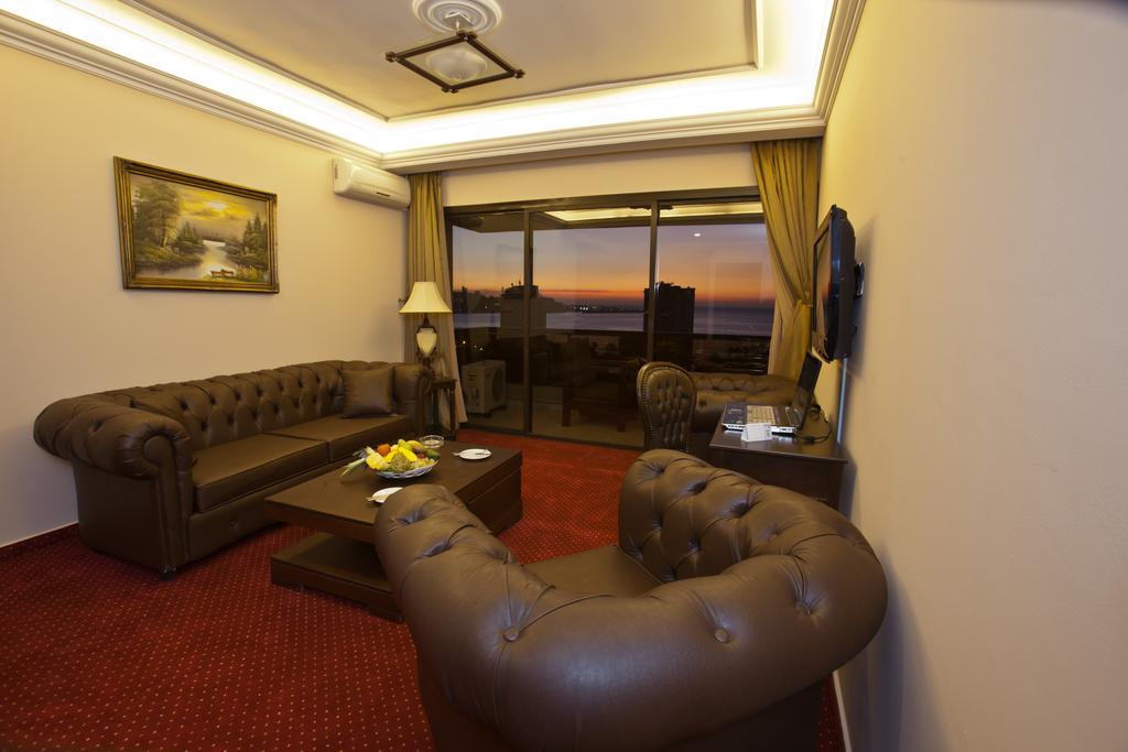 Queens Land Hotel Jounieh Esterno foto