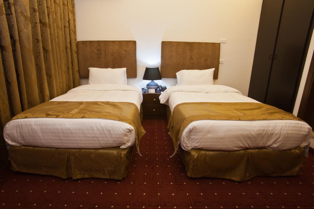 Queens Land Hotel Jounieh Esterno foto