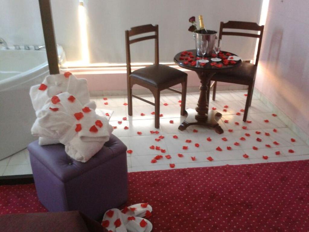 Queens Land Hotel Jounieh Esterno foto