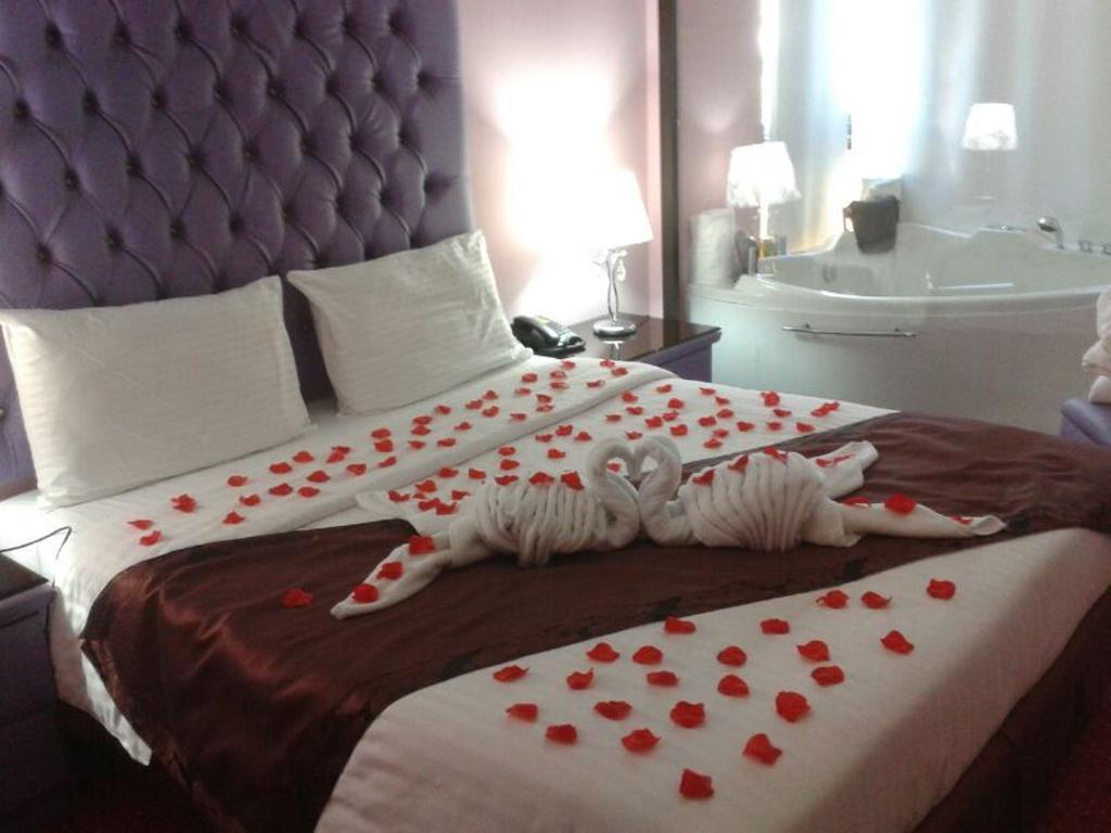Queens Land Hotel Jounieh Esterno foto
