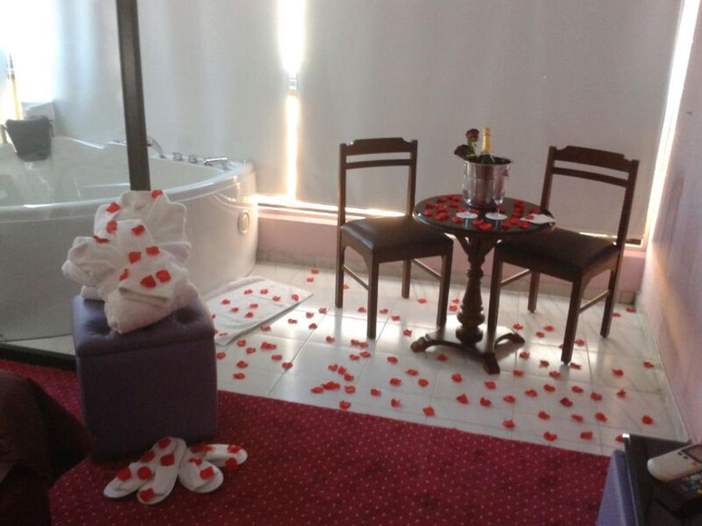 Queens Land Hotel Jounieh Esterno foto