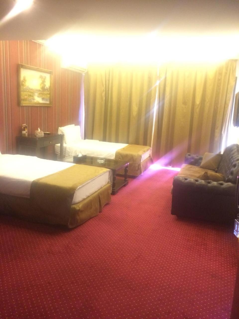 Queens Land Hotel Jounieh Esterno foto