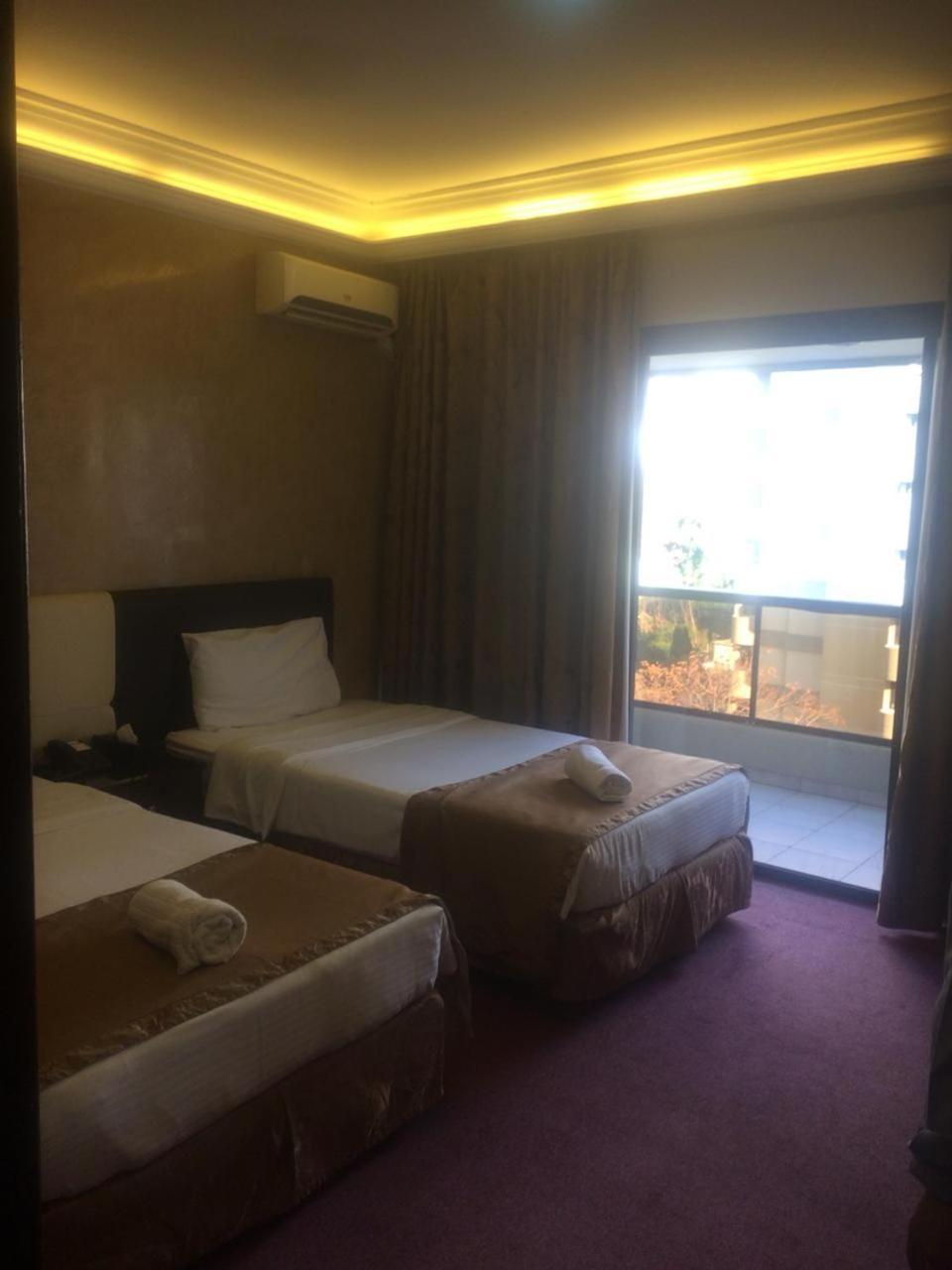 Queens Land Hotel Jounieh Esterno foto